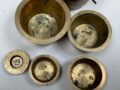 Boîte de poids en bronze à segments.
5 x...