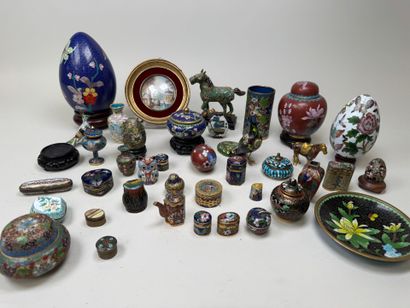 Important lot de 35 sujets en laiton cloisonné...