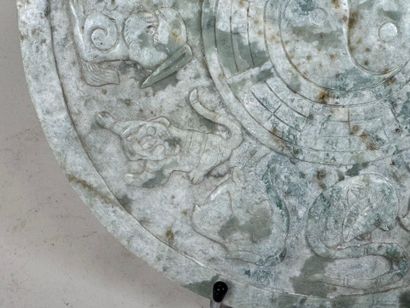 ASIE, XXe.
Plaque circulaire en pierre dure...