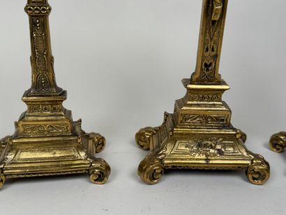 Petite garniture en régule doré comprenant...
