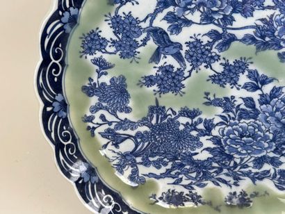 ASIE, XXe.
Grand plat polylobé en porcelaine...