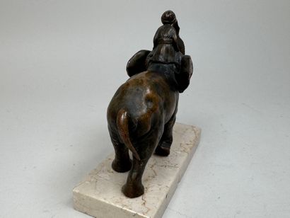 École, XXe.
Éléphant.
Sujet en régule patiné...