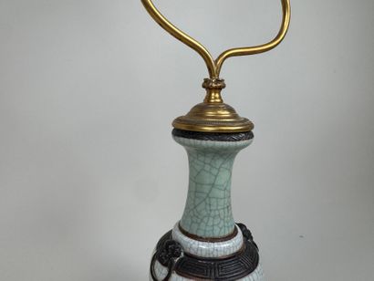 Lampe en céramique chinoise agrémentée d'une...