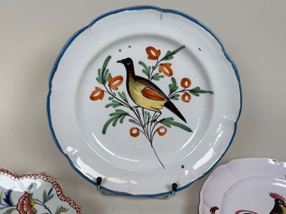 Lot de faïence composé de cinq assiettes...