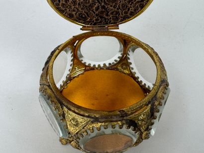 Petit coffret à bijoux en verre facetté et...