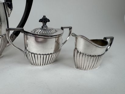 Partie de service à café en métal argenté...