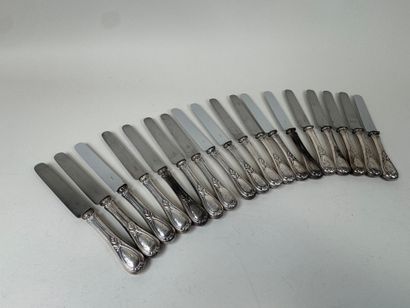 Série de 18 couteaux de table en argent fourré,...