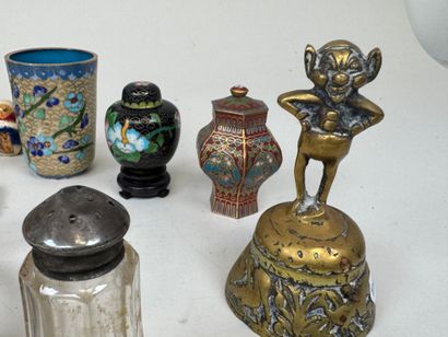 Important lot d'objets de vitrine comprenant...