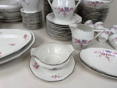 Partie de service de table en porcelaine...