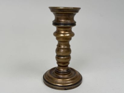 Petit bougeoir de bateau en bronze tourné.
H....