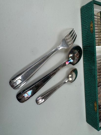 Ménagère en métal argenté à décor de filet...