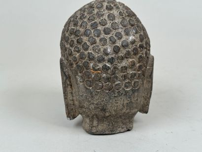 ASIE, XXe.
Tête de bouddha.
Sujet en pierre.
H....