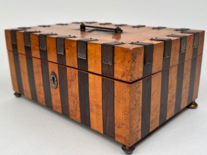 Coffret rectangulaire en bois de diverses...