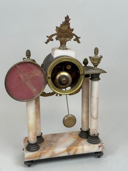 Pendule portique à colonnes détachées en...
