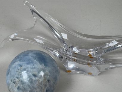 Boule en calcite bleue.
D. 8 cm.
On y joint...