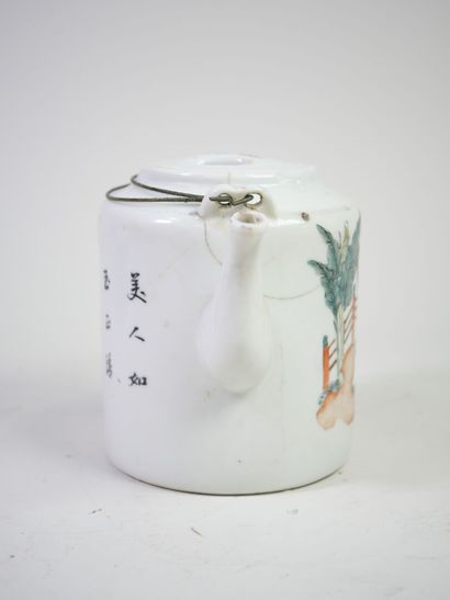 CHINE, vers 1900.
Verseuse en porcelaine...