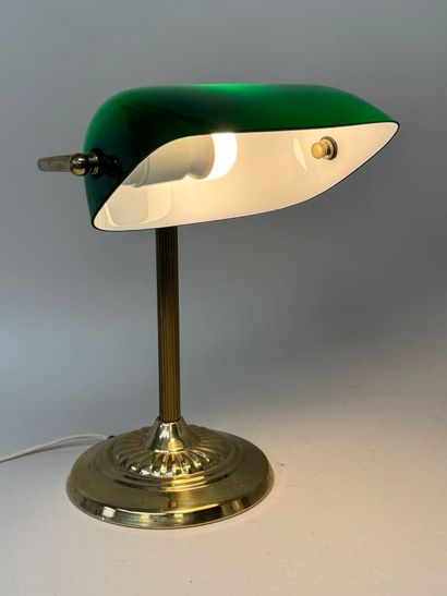 Lampe de bureau en métal doré, l'abat-jour...