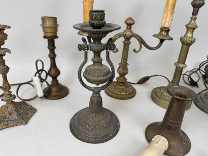 Lot de 9 bougeoirs, flambeau, lampe à pétrole...