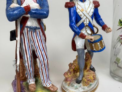 Deux sujets en porcelaine polychrome et or...