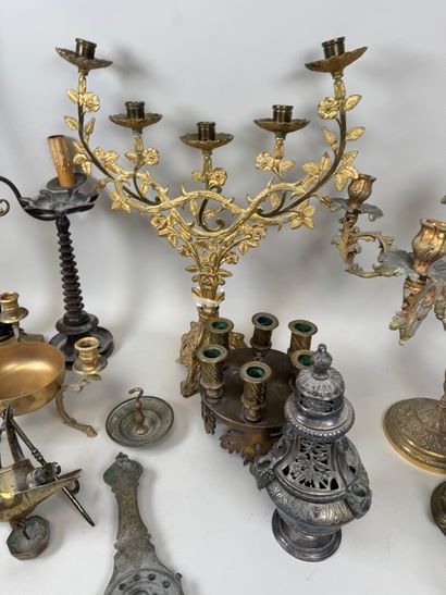 Ensemble de pièces en bronze, laiton et métal...
