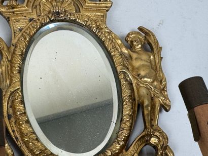 Paire d'appliques en bronze ou laiton à décor...