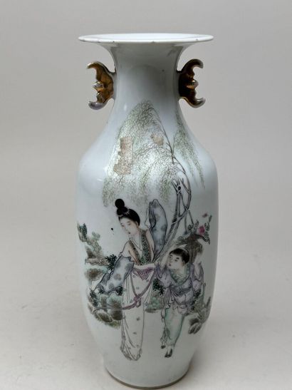ASIE, XXe.
Vase en porcelaine polychrome...