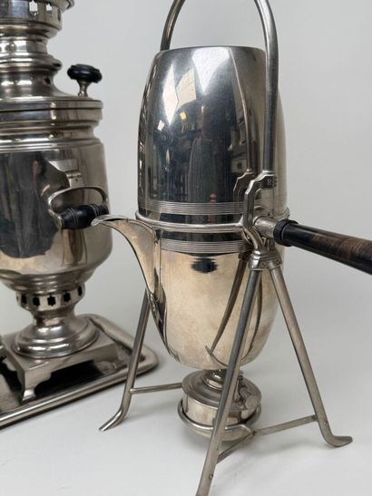 Samovar et cafetière en métal et bois tourné.
H....