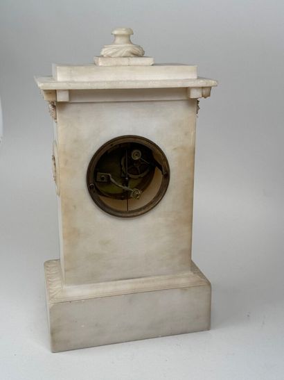 Pendule borne en albâtre sculpté et bronze...