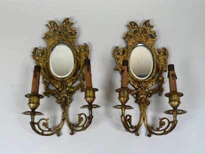 Paire d'appliques en bronze ou laiton à décor...