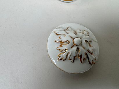 Paire de bougeoirs en porcelaine polychrome...