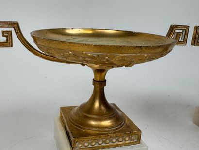 Paire de cassolettes en bronze doré et ciselé...