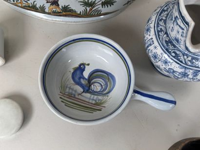 Lot en porcelaine et faïence polychrome comprenant...