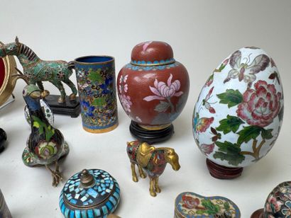Important lot de 35 sujets en laiton cloisonné...