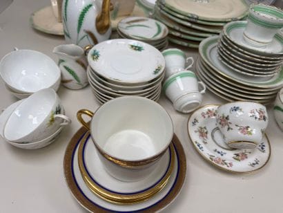 Important lot en porcelaine et faïence comprenant...