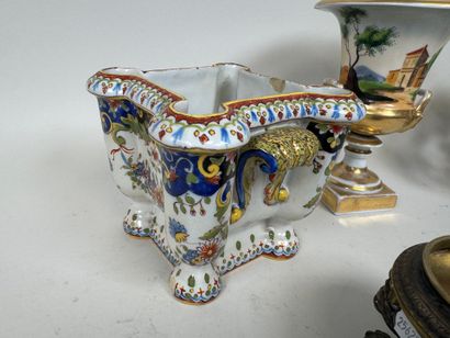 Petit lot en faïence et porcelaine polychrome...