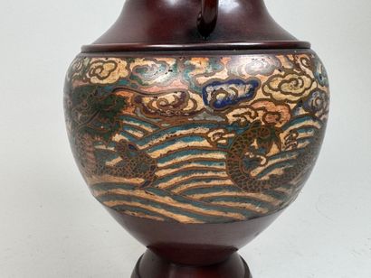 ASIE, XXe.
Vase en bronze cloisonné et polychrome...