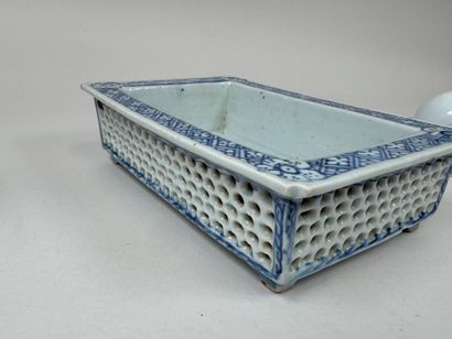 Lot en porcelaine comprenant :
- ASIE, XXe.
Jardinière...