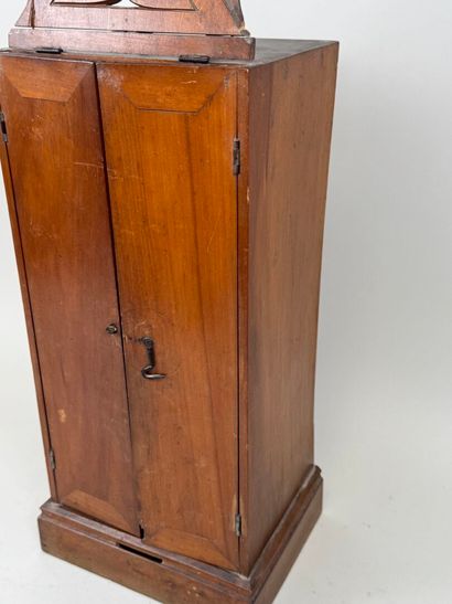Vitrine à offrandes en bois teinté ouvrant...