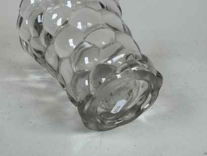 Vase en verre à décor en relief.
H. 17,5...