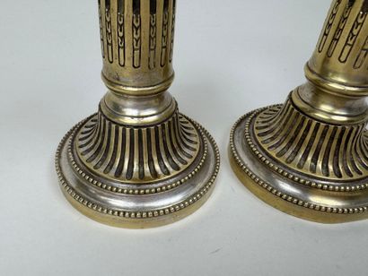 Paire de bougeoirs en bronze anciennement...