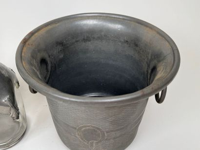 Lot en étain comprenant :
- un seau à champagne...