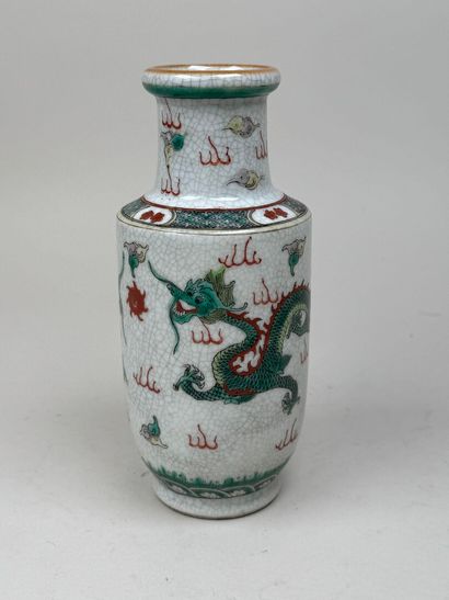 ASIE, XXe.
Petit vase en porcelaine polychrome...