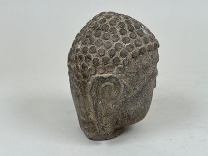 ASIE, XXe.
Tête de bouddha.
Sujet en pierre.
H....