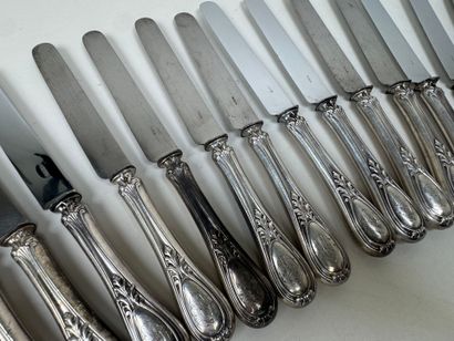 Série de 18 couteaux de table en argent fourré,...