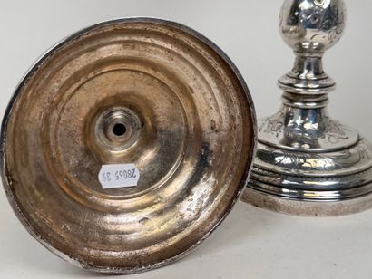 Paire de bougeoirs en bronze argenté et ciselé...