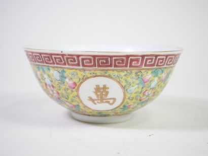 CHINE, XXe.
Bol en porcelaine polychrome...