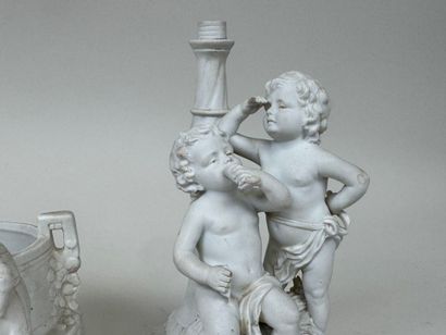 Deux sujets en biscuit à décor de chérubins,...