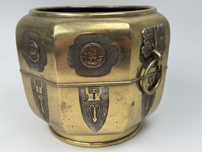 CHINE, XXe.
Cache-pot en bronze doré à décor...