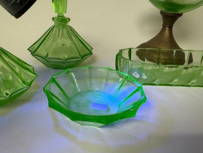 Partie de nécessaire de toilette en ouraline...