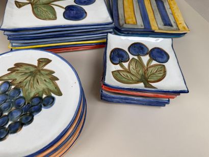 Partie de service de table en céramique polychrome...